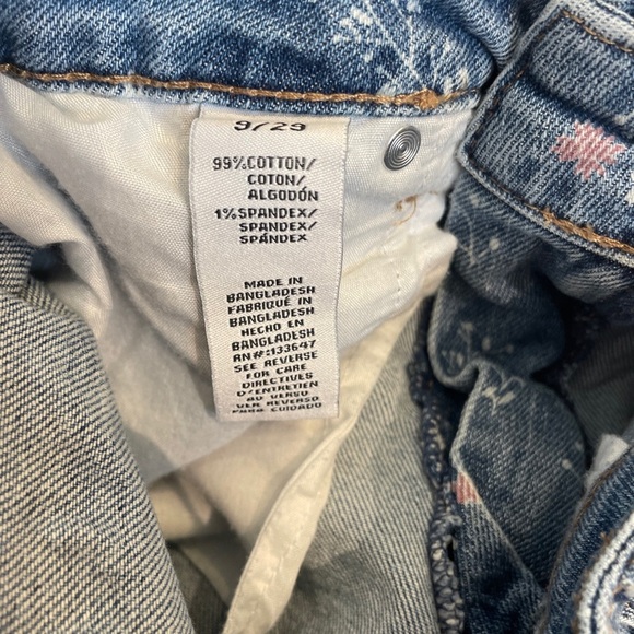 Celebrity Pink Floral Pattern Denim Shorts Size 9/29 - Picture 4 of 4